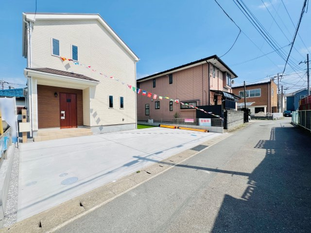 高崎市矢中町の前面道路含む現地写真|間口も広く、駐車も楽々♪