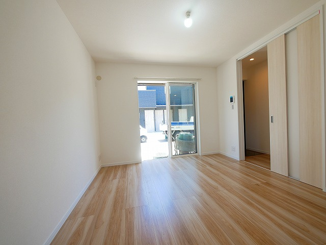 ソレイユビセレクト法蓮町Ⅱの居間・リビング