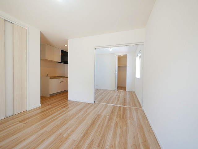 ソレイユビセレクト法蓮町Ⅱの居間・リビング