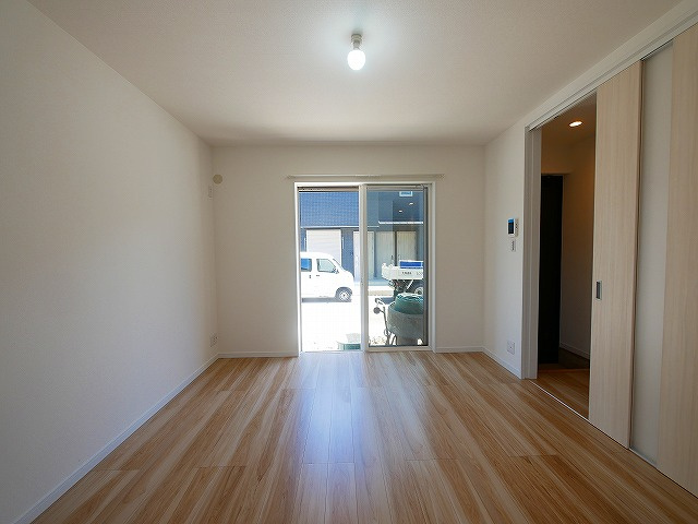 ソレイユビセレクト法蓮町Ⅱの居間・リビング