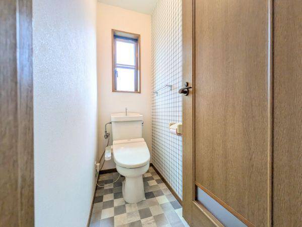 けやき台二丁目　中古のトイレ|窓付きで明るい雰囲気のトイレです。シンプルな内装が空間を広々と感じさせます。床のタイルデザインがアクセントになっています。壁面は清潔感がありお手入れもしやすい仕様です。
