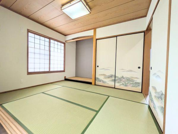 けやき台二丁目　中古の和室|落ち着いた雰囲気の和室は畳の香りが広がり心安らぐ空間です。障子からやわらかな光が差し込み明るさを確保しています。襖には風情ある山水画が描かれており和の趣を感じられます。
