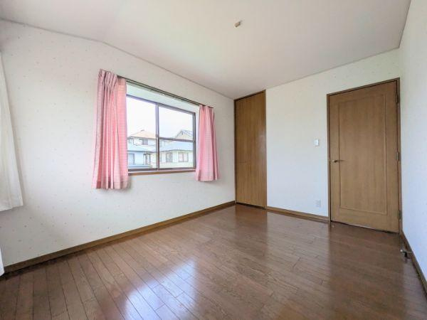 けやき台二丁目　中古の洋室|落ち着いた色合いのフローリングが特徴的です。大きな窓からは自然光が入り明るさが感じられます。壁面の収納スペースも便利です。洋室ならではのシンプルな空間設計です。清潔感のある一部屋です。