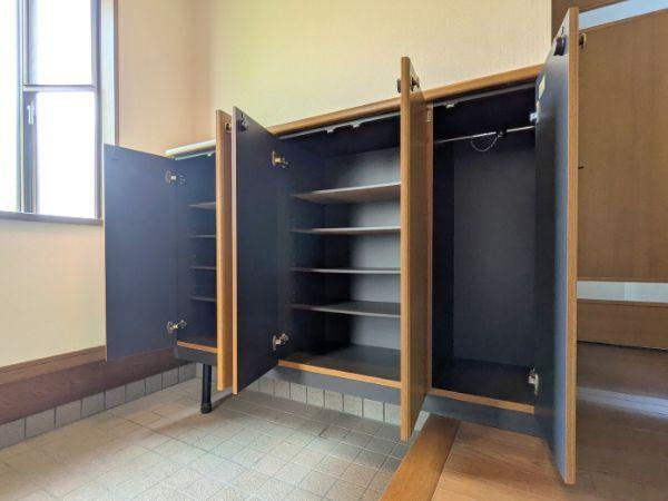 けやき台二丁目　中古の収納|可動式の棚板が設置されており用途に合わせて高さ調整が可能です。扉付きなので見た目もすっきりと整います。収納力に優れ玄関周りの整理整頓に役立ちます。空間を有効活用できるデザインです。