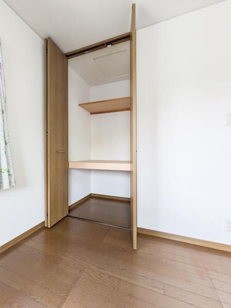 けやき台二丁目　中古の収納|扉付きの収納スペースが設けられており整理整頓がしやすい空間です。内部には棚が設置されているため物の出し入れがしやすいです。空間を有効活用できる収納として便利です。
