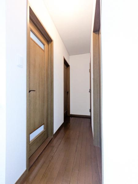 けやき台二丁目　中古の内装|明るい色合いのフロアとドアが調和した廊下です。シンプルなデザインが空間をすっきりと見せています。複数の部屋へアクセスしやすい配置です。壁面も清潔感があります。日常の動線がスムーズになるレイアウトです。