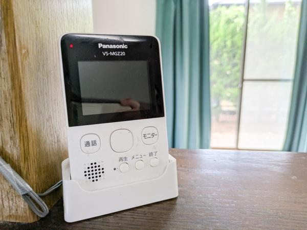 けやき台二丁目　中古のその他|Panasonic製のモニター付きインターホンが設置されています。手元で映像と音声の確認ができるため便利です。シンプルなデザインでどんなインテリアにもなじみやすい印象です。