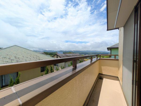 けやき台二丁目　中古のバルコニー|開放感のあるバルコニーが魅力的です。ガラス手すりで外の景色を広く楽しめます。空が広く感じられ明るい雰囲気です。プライベートな空間もしっかり確保されています。天気の良い日は心地よい眺望が楽しめます。