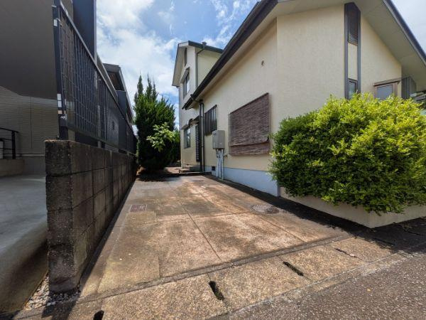 けやき台二丁目　中古の駐車場|敷地内に駐車スペースが確保されています。車の出し入れがしやすい配置です。周囲に植栽があり外観にも気配りが感じられます。お住まいのそばで車を管理いただけます。