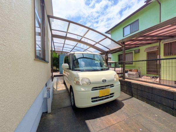 けやき台二丁目　中古の駐車場|屋根付きの駐車スペースがあり愛車をしっかりカバーできます。建物横に配置されているため出入りがしやすいです。コンクリート舗装で清掃もしやすい環境です。ゆとりある幅で車の乗り降りにも便利です。