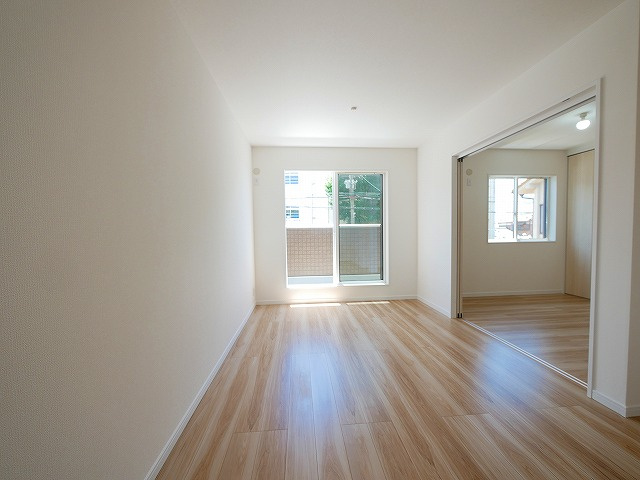 ソレイユビセレクト法蓮町Ⅱの居間・リビング