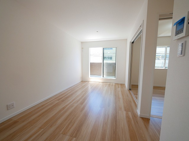 ソレイユビセレクト法蓮町Ⅱの居間・リビング