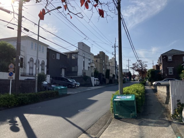 あざみ野南４丁目売地【建築条件なし】の前面道路含む現地写真