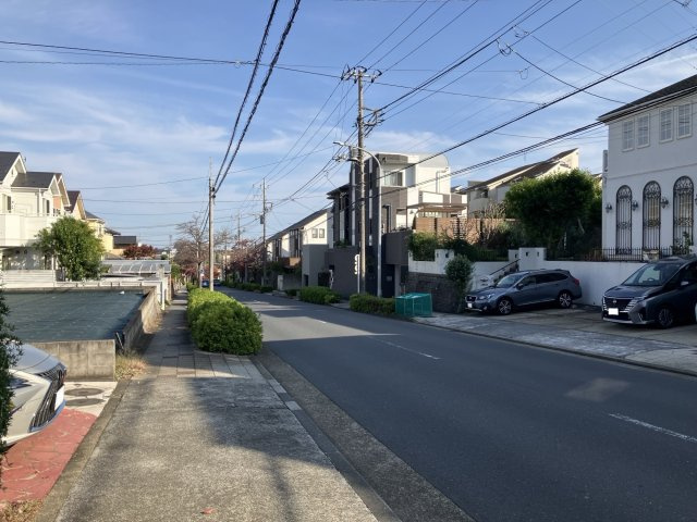 あざみ野南４丁目売地【建築条件なし】の前面道路含む現地写真