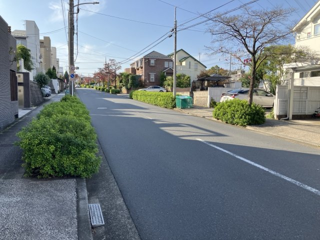 あざみ野南４丁目売地【建築条件なし】の前面道路含む現地写真