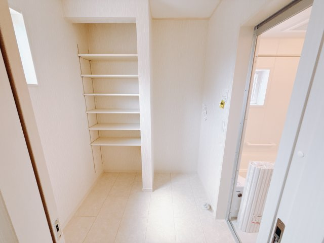 【新築戸建】前橋市南町の独立洗面台|■洗面室（1号棟）｜洗面所には可動棚付きのリネンスペースを設けました。着替えやタオル、買い置きの洗剤をたくさんしまえる空間です。