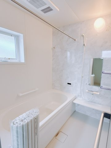 【新築戸建】前橋市南町の浴室|■浴室（1号棟）｜足を伸ばしてゆったりと入浴ができる1坪タイプのバスルームです♪備え付けの棚には家族一人一人のシャンプーを分けて置くことができます♪バスルームをいつもすっきりと使えますね♪