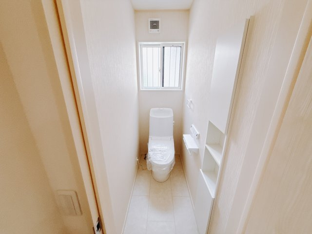 【新築戸建】前橋市南町のトイレ|■トイレ（1号棟）｜平屋の住宅でトイレが2つ付いています。窓付きで換気も常にできるので、いつでも清潔に保てますね♪