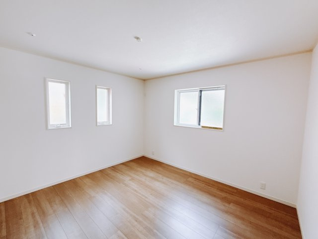 【新築戸建】前橋市南町の洋室|■主寝室（1号棟）｜ベッドやテレビなどの大き目の家具を置いても余裕のある広々主寝室です♪家事やお仕事にお疲れなパパ・ママがゆっくりと過ごせる空間です♪