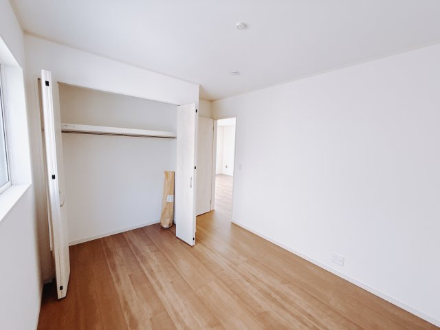 【新築戸建】前橋市南町の収納|■1階洋室（1号棟）｜ナチュラルカラーの床です。模様替えなどとても楽しく工夫できます♪陽当たり、風通しもとても良いので毎日快適な生活スタートです！子供部屋にも良いですね♪