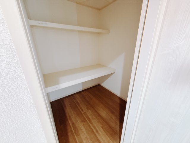 【新築戸建】前橋市南町の収納|■WIC（1号棟）｜お洋服はもちろん、使う頻度の少ない家具や小物・場所を取りがちな旅行用のスーツケースなどもしまえます。また、厚手のコートをしまっても充分な広さを堪能できるプランです♪