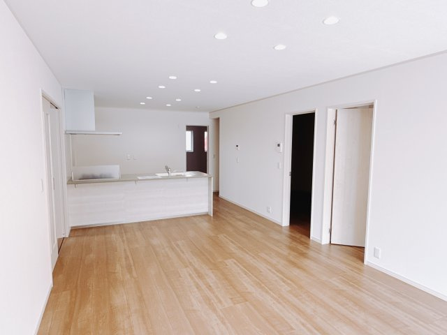 【新築戸建】前橋市南町の居間・リビング|■リビング（1号棟）｜陽当たり良好のリビングダイニング♪賃貸では叶わなかった、お友達とのホームパーティや大音量で映画やテレビを楽しむことができます(*^^*)