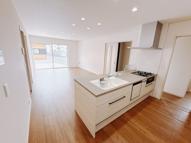 【新築戸建】前橋市南町の居間・リビング|■リビング（1号棟）｜時の流れと共に陽射しは装いを変え空間に新たな彩りを与えます。一日中家に居ても飽きることなく過ごすことができる素敵な空間です♪