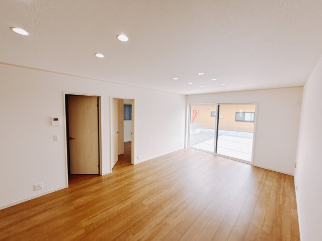 【新築戸建】前橋市南町の居間・リビング|■リビング（1号棟）｜窓から射し込む陽射しが縦横に広がり、あたたかな空間を形作ります♪木目のきれいなフローリングとシンプルな壁紙は、一日中家に居ても飽きることなく過ごすことができる素敵な空間です♪