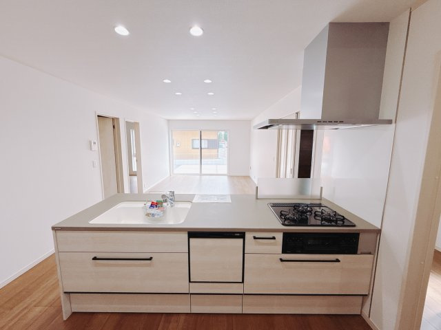 【新築戸建】前橋市南町のキッチン|■キッチン（1号棟）｜リビングまでの見通しが良く、家事をしながらでも、お子様の様子を見られるようになっています。お子様がいつもママのそばにいる安心感も生まれます♪