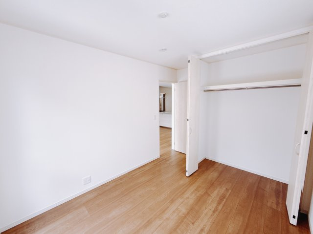 【新築戸建】前橋市南町の洋室|■1階洋室（1号棟）｜お子様の一人部屋にピッタリな洋室。木のぬくもりを感じるフローリングは、天然木の味わいが時とともに深みを増していきます。また、傷にも強く、フリーワックスでお手入れもラクラクです♪