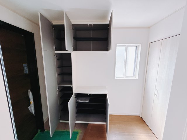 【新築戸建】前橋市南町の玄関|■玄関（1号棟）｜毎日の「いってらっしゃい」や「お帰りなさい」を大切なご家族と過ごす玄関は〈使いやすさ〉を追求しております。玄関横の物入は急な来客時でもさっとお片付けできるスペースを確保しています。