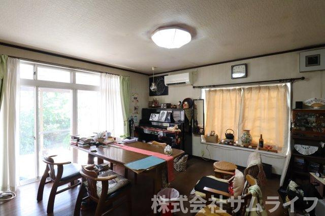 【居間・リビング】 | 立岩2世帯向け中古住宅