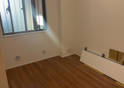 【洋室】 | ガーデンブリーズ光の街 | 洋室のメリットは重い家具が置きやすく、身の回りが整理しやすいことです。 床がフローリングのため畳とは異なり凹みにくいです。 クローゼットなど収納が豊富で、普段使わない旅行カバンや服の整頓も簡単にです。