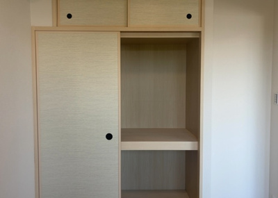 【収納】 | ガーデンブリーズ光の街 | デザイン性を重視しすぎて収納が少なかった！なんてことにならないため、事前に現地で収納の数を確認しておくことをお勧めします。クローゼット以外にも床下収納や屋根裏収納、パントリーなどもチェックしましょう。