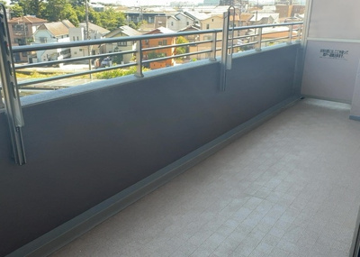 【バルコニー】 | ガーデンブリーズ光の街 | バルコニーは、室外の専用スペースのうち、「屋根がなく開放された空間」であるものを指します。ベランダより広いタイプのものが多く、日当たりもよいため家庭菜園などを楽しみたい人にとって適した環境となります。