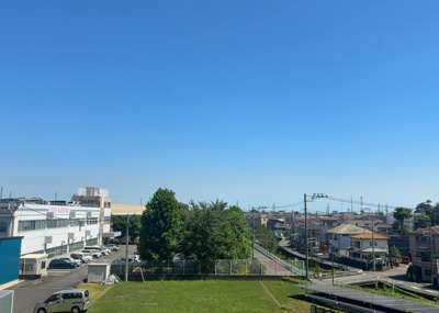 【展望】 | ガーデンブリーズ光の街 | 眺望の良さを楽しめるダイニングキッチンで家族団らんの時間を過ごしてはいかがでしょうか。バルコニーから見える景色を家族で眺める時間は、時間が経つのを忘れてしまいそうですね。是非、現地を見に行きましょう！