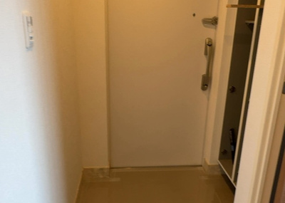 【玄関】 | ガーデンブリーズ光の街 | 玄関は家の顔でもあり、家族以外の目にも止まる場所です。玄関は外との間を仕切る扉、靴などをしまっておく収納スペース、靴脱ぎのたたきスペース、来客とのやり取りをするドアホンなど複数のアイテムからなります。