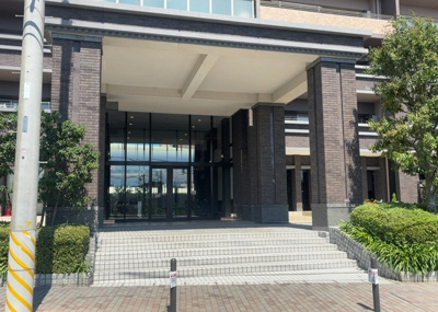 【エントランス】 | ガーデンブリーズ光の街 | マンションのエントランスには、もともと風よけや防犯の役割がありますが、マンションによって宅配ボックスなどの設備が備わっている所もあります。日々の生活をイメージしながら生活しやすさをチェックしましょう。