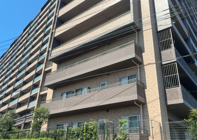 【現況写真】 | ガーデンブリーズ光の街 | 外観はマンション管理がされているかの目安になります。築年数が古いと、壁面は劣化してひび割れが生じることも！建物が古びていても細かいところが修繕されていると、きちんと管理されているなぁと感じるでしょう。