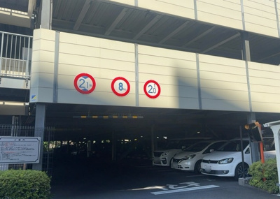 【駐車場】 | ガーデンブリーズ光の街 | 車一台あたりに必要なスペースは、標準サイズの普通自動車で横幅2m50cm、長さ5mは必要になります。ただし、乗降のことも考慮して横幅3m30cm、長さ5m50cmほどは確保できるところを選びましょう。