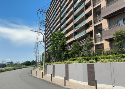 【外観】 | ガーデンブリーズ光の街 | マンションの外観は非常に重要なポイントです！外観の善し悪しは資産価値に大きな影響を与えます。外観のいいマンションを購入することで、高値で売却がしやすく、買い手が見つかりやすいというメリットがあります。