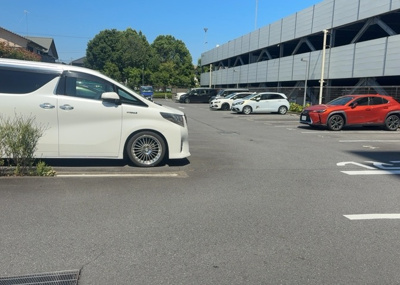【駐車場】 | ガーデンブリーズ光の街 | 駐車場と明記されていても、最小スペースでつくられた駐車場だと大型車は駐車できなかったり、出入りしにくくなったりする可能性があります。お車のサイズと購入したい物件の駐車場のサイズを現地で確認しましょう。