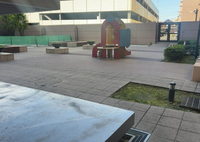 【庭】 | ガーデンブリーズ光の街 | 物件によっては、入居者が個人的に使用できる専用庭がついているものもあります。また、住宅の中にある土間の部分を庭と呼ぶこともあります。庭の用途は住む人によって変わり、それによってデザインもさまざまです。