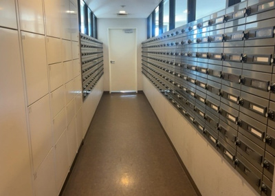 【設備】 | ガーデンブリーズ光の街 | エントランス付近に設置されている集合ポストは、住んでいる部屋と離れているため、ポストをあさるなど誰かに何かされていても被害に気づきにくいです。入居する時には他人に特定されにくい番号で鍵をかけましょう！