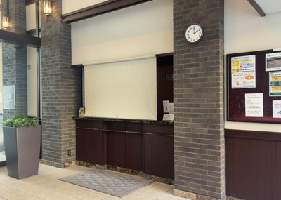 【受付】 | ガーデンブリーズ光の街 | 受付はマンションコンシェルジュがいる場合もあれば、管理人が滞在する小部屋を総称して呼ぶことがあります。主にエントランスに設置されていることから、防犯面でも期待ができます。防犯設備がない場合はより安心！