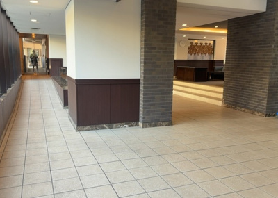 【ロビー】 | ガーデンブリーズ光の街 | ラウンジは、マンションの共用スペースに椅子やテーブルなどを配置した利用者が寛げる空間です。屋内型ラウンジと屋外型ラウンジがあります。共用部分の管理状況と合わせて、詳細については現地でご確認ください。