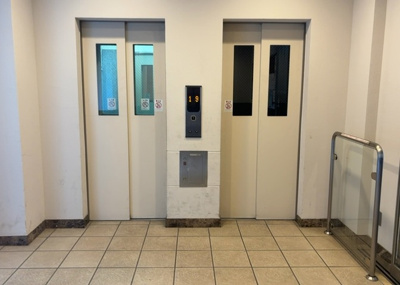 【その他共用部分】 | ガーデンブリーズ光の街 | 共有部分は、住民なら誰もが使える設備のこと。例えば駐車場やエレベーター、インターネット設備、セキュリティ設備などがあります。他にも、マンションの廊下・外部階段やエントランス・ゴミ置き場などがあります。