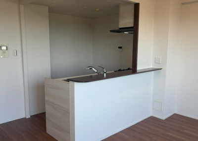 【キッチン】 | ガーデンブリーズ光の街 | L型アイランドタイプは、キッチンからダイニングにもリビングにも目が行き届くので、とても使いやすい配置です。L字型独立タイプは、キッチンを独立させてるためLDKというよりもLDといった様なイメージです。