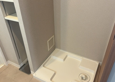 【ランドリースペース】 | ガーデンブリーズ光の街 | ランドリースペースも気になります。洗濯機置場があり「洗う、干す、取り込む、アイロンがけ、たたむ」など、洗濯に関する家事をするための空間です。広さや収納など付帯設備も含めて、詳細は現地でご確認ください。