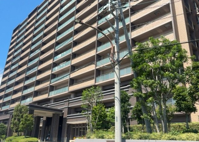 【構造・工法・仕様】 | ガーデンブリーズ光の街 | ＲＣ造、Reinforced Concreteは直訳すると補強されたコンクリートです。主に柱や梁・床・壁が鉄筋とコンクリートで構成おり、鉄筋を組んだ型枠にコンクリートを流し込んで固めたものを指します。